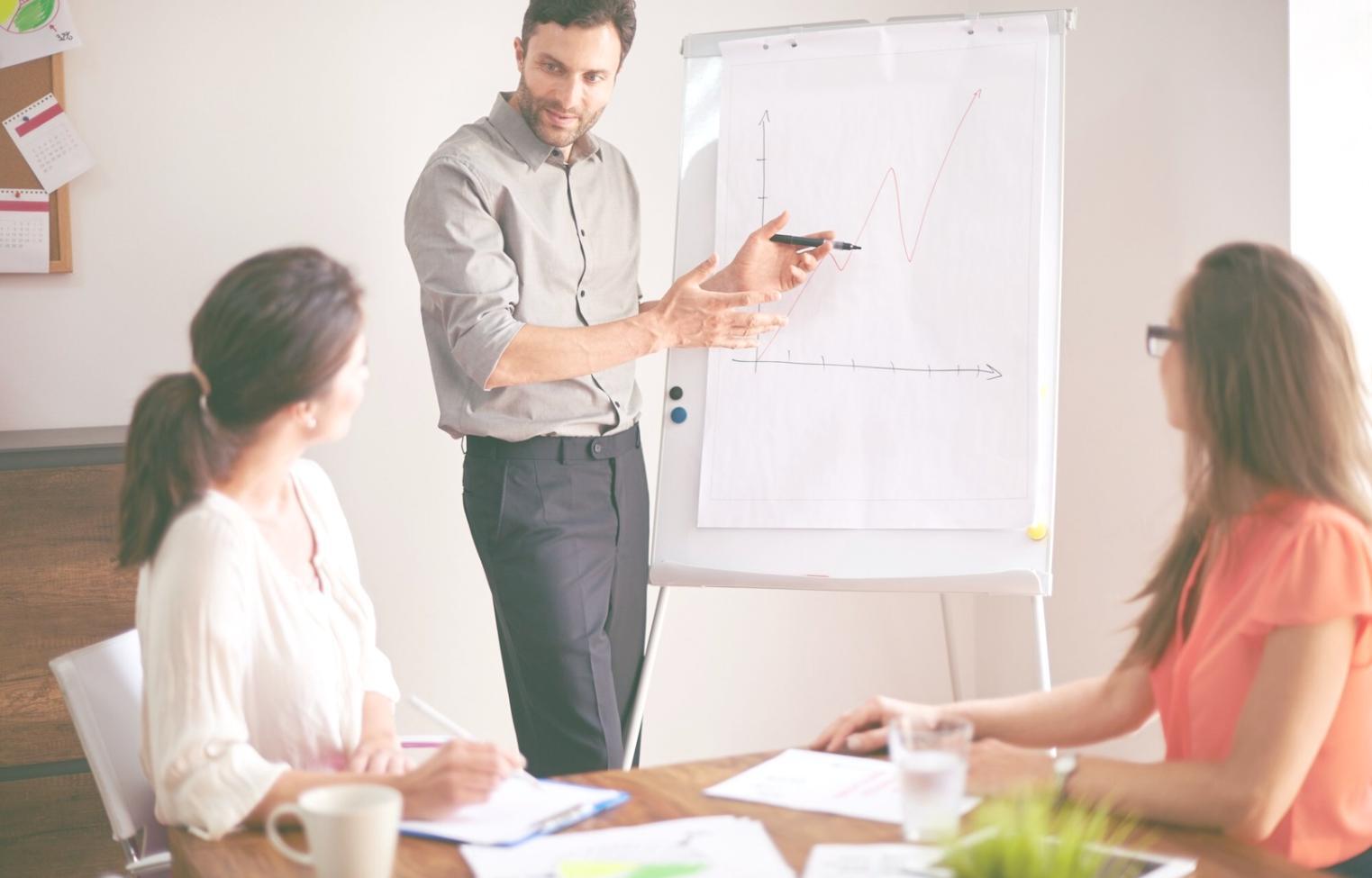 Visualisasi data pasar investasi menunjukkan tren pertumbuhan sektor teknologi dan energi terbarukan di Indonesia tahun 2025